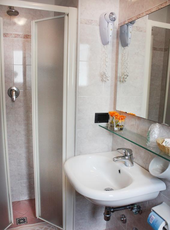 Hotel Daniela Римини Экстерьер фото